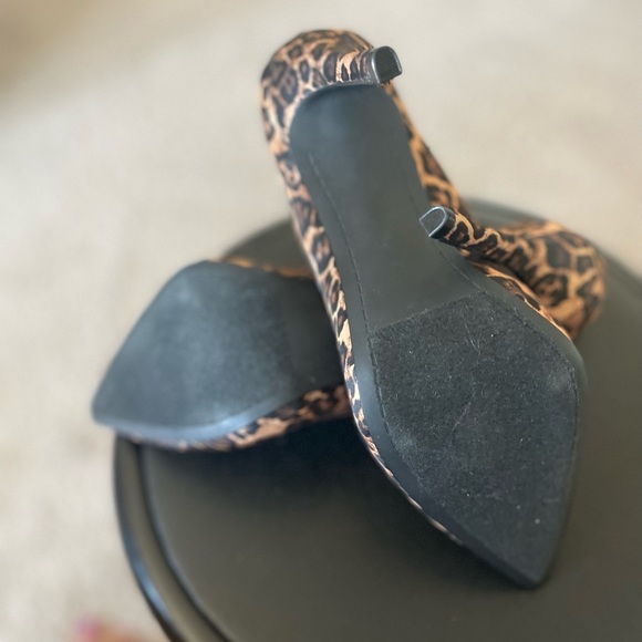 Fergie Acapella 8.5 Leopard print pumps - Picture 3 of 6